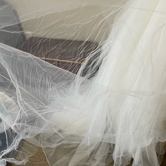 Never worn wedding dress with tags on - Picture 7 of 9